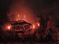 Беспорядки в Париже после победы ПСЖ. Автомобиль врезался в толпу фанатов. 20 человек задержаны