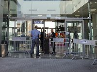 Законопроект: позволить охранникам проводить обыск на наличие оружия