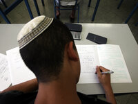 Идеологический фактор снизил набор в религиозную школу 