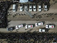 Идану Александру потребовалась помощь, чтобы сесть в машину Красного Креста