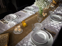 Родственница Инбар Хейман провела праздничный вечер за пустым столом возле резиденции Нетаниягу