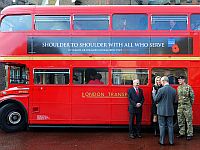 Британский министр сам пришел в полицию после того, как использовал телефон за рулем автобуса