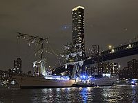 Парусное судно ВМС Мексики столкнулось с Бруклинским мостом в Нью-Йорке