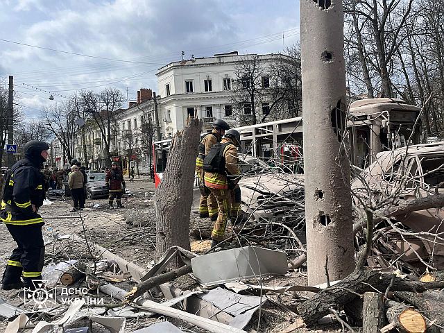 Последствия удара армии РФ по Сумам: десятки погибших, среди жертв дети. Фоторепортаж Последствия удара армии РФ по Сумам: десятки погибших, среди жертв дети. Фоторепортаж