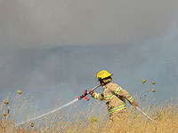 Пожар возле развязки Явне: пожарные стараются не допустить распространение огня