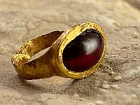 Золотой Иерусалим: археологи нашли второе с начала года девичье кольцо в здании времен Второго Храма