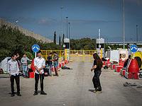 Демонстрация возле КПП 