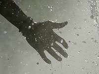 Ученые отмечают, что пальцы при длительном контакте с водой всегда сморщиваются одинаково