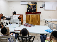 Зарплаты руководства учебной сети партии ШАС выросли на фоне замороженных выплат учителям