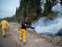 Пожар возле мошава Бен-Шемен, пожарные оттеснили огонь от Первого шоссе
