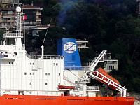 У берегов Аляски горит судно семьи Офер с 3000 автомобилей на борту