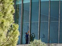 Разбитое стекло Верховного суда: к расследованию подключился ШАБАК