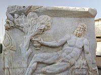 Пир Геракла и Диониса: в Кейсарии обнаружен античный саркофаг удивительной красоты