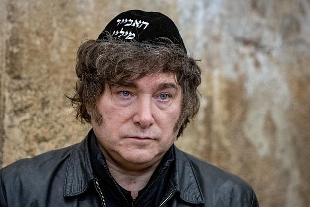 Президент Аргентины вновь посетил Стену Плача в Иерусалиме. Фоторепортаж
Президент Аргентины вновь посетил Стену Плача в Иерусалиме. Фоторепортаж