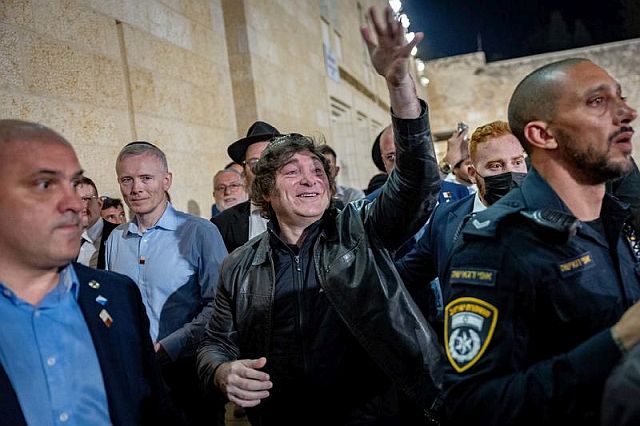 Президент Аргентины вновь посетил Стену Плача в Иерусалиме. Фоторепортаж
Президент Аргентины вновь посетил Стену Плача в Иерусалиме. Фоторепортаж
