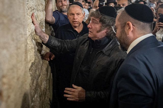 Президент Аргентины вновь посетил Стену Плача в Иерусалиме. Фоторепортаж
Президент Аргентины вновь посетил Стену Плача в Иерусалиме. Фоторепортаж