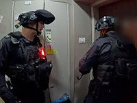 Сотрудники полиции эвакуировали семью из разрушенной ракетой квартиры: видео