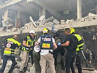 Службы спасения сообщают о трех попаданиях ракет. Есть пострадавшие