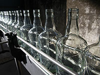 Напитки в стеклянных бутылках содержат больше микропластика, чем в пластиковых бутылках