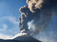 Вулкан Этна выбросил огромное облако пепла