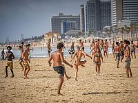 Отдыхающие вернулись на пляжи Израиля, высокая концентрация медуз