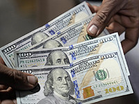 В Детройте с вертолета разбросали несколько тысяч долларов прямо на шоссе