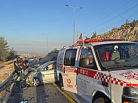 На 443-й трассе автомобиль насмерть сбил мужчину, которому оказывали помощь парамедики