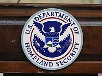 DHS: депортируемый из США преступник во время полета начал поедать части собственного тела