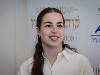 Бывшая заложница Агам Бергер приняла участие в хасидской трапезе