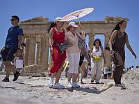 Из-за сильной жары в Греции власти закрыли Акрополь