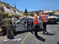 Автомобиль врезался в бетонный отбойник возле Иерусалима, водитель в тяжелом состоянии