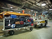 В аэропорту контрабандистов выдал выпавший из багажа пистолет