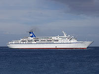 Из-за пропалестинских протестов на острове Сирос израильский круизный лайнер изменил маршрут