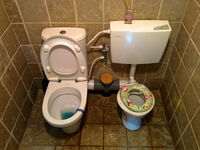 Жителям дома в Модиин-Илите выставлен счет за засор канализации из-за выброшенных повесток