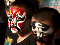 Нанесение макияжа детям может быть опасно для их здоровья