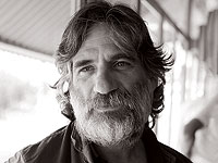 На пляже к югу от Хайфы умер актер Алон Абутбуль