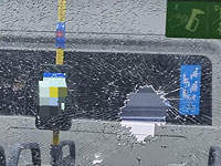 В Нетании задержаны трое подростков, разбивших камнем окно в автобусе