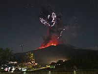 В Индонезии вновь происходит извержение вулкана Левотоби