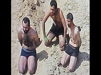 Террористы ХАМАСа выбираются из туннелей в Бейт-Хануне и сдаются в плен: видео