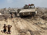 Террористы ХАМАСа выбираются из туннелей в Бейт-Хануне и сдаются в плен: видео
