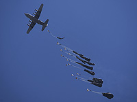 На Газу сброшены 107 контейнеров с гуманитарной помощью