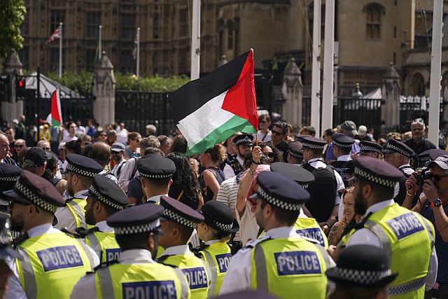 Протест в Лондоне в поддержку Palestine Action. Фоторепортаж
Протест в Лондоне в поддержку Palestine Action. Фоторепортаж