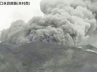 В Японии вулкан Симмоэ выбросил столб пепла на высоту более 3 км