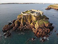 Остров с отремонтированной крепостью у берегов Уэльса выставлен на продажу за 3 млн фунтов