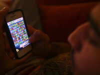 Ультраортодокс разлил зловонную жидкость в салоне сотовой связи, упал и был задержан