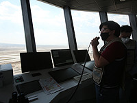 В Париже отстранен от работы авиадиспетчер за лозунг 