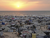 На юге сектора начинается строительство палаточных городков для беженцев из города Газа