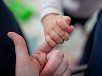 Отец забыл годовалую дочь на автобусной остановке в районе мошава Мерон