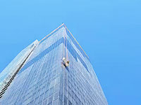 Пожарные эвакуировали мойщиков стекол, застрявших на 13 этаже небоскреба Пожарные эвакуировали мойщиков стекол, застрявших на 13 этаже небоскреба