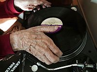 Врачи заменили таблетки на музыку – и это помогло при деменции